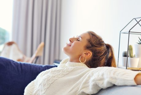 Santé mentale des femmes : une femme en pull douillet se repose chez elle par une journée d'automne