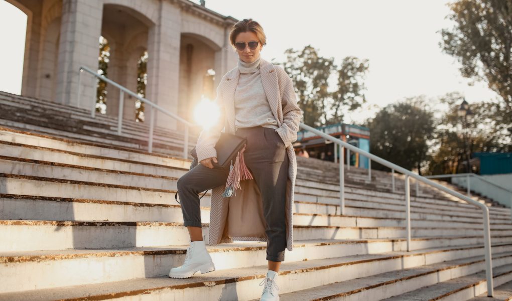 Femme élégante en manteau chic marchant en ville, inspiration tendances mode printemps-été 2027