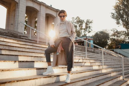 Femme élégante en manteau chic marchant en ville, inspiration tendances mode printemps-été 2027