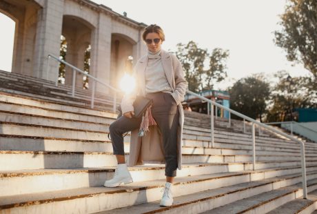 Femme élégante en manteau chic marchant en ville, inspiration tendances mode printemps-été 2027
