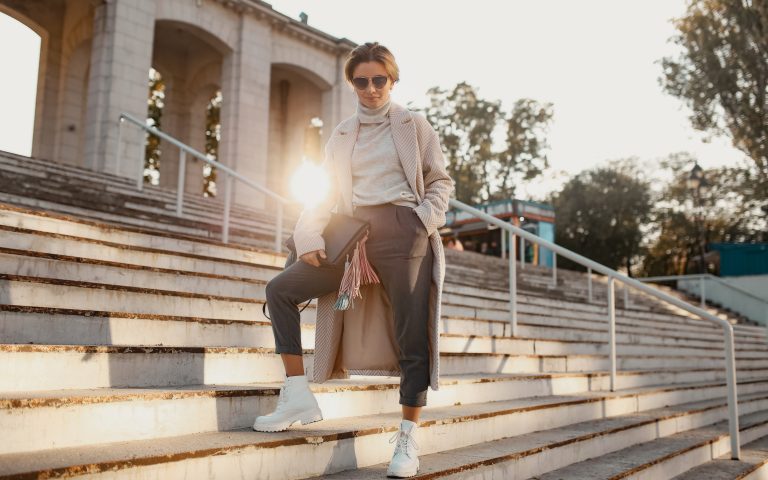 Femme élégante en manteau chic marchant en ville, inspiration tendances mode printemps-été 2027
