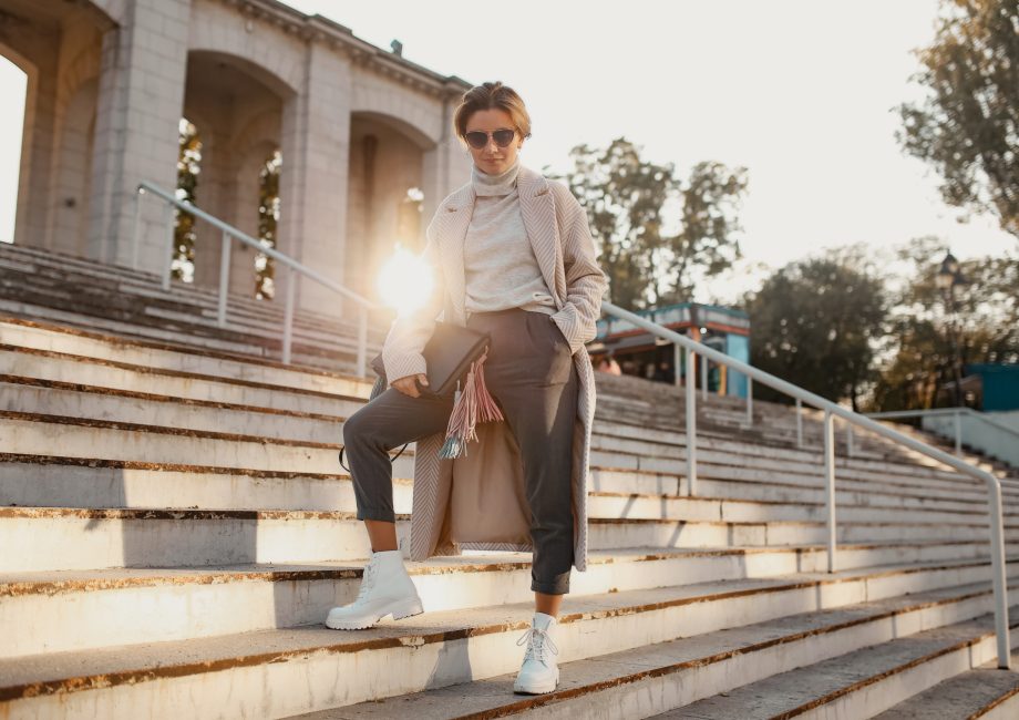 Femme élégante en manteau chic marchant en ville, inspiration tendances mode printemps-été 2027